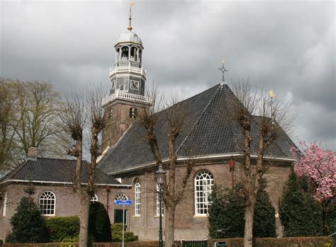 Interieur van de Tsjerke oan it Dok met de preekstoel en gewelfschilderingen