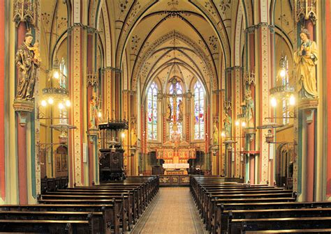 Interieur van een moderne kerk met zitplaatsen en een podium