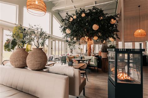 Foto van een gezellige huiskamer setting in een kerkgebouw.