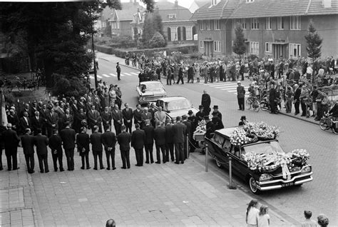 Een begrafenisstoet in Nederland