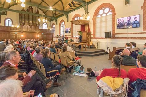 Illustratie van een 19e-eeuwse kerkdienst