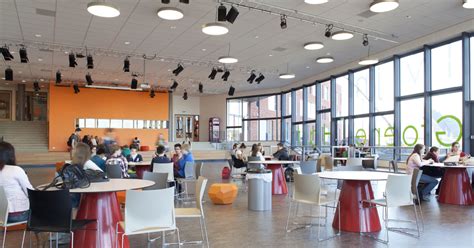 Foto van de lichte en ruime kantine van Calvijn Groene Hart met uitzicht op de campus.