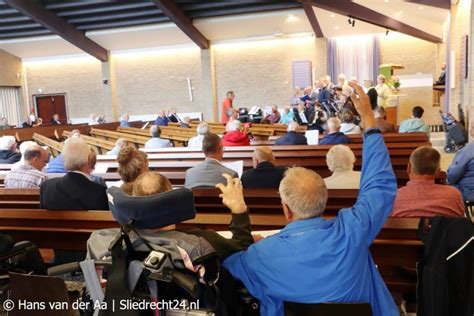 Sfeerfoto van een kerkdienst met jonge mensen