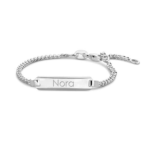 Een selectie van verschillende doopcadeaus, zoals een zilveren armband met gravure, een gepersonaliseerde fotolijst en een religieus beeldje.