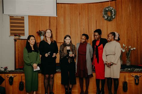 Foto van de Adventkerk Arnhem met een groep leden
