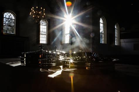 Foto van een avondmaalstel in een kerk met dramatische lichtinval