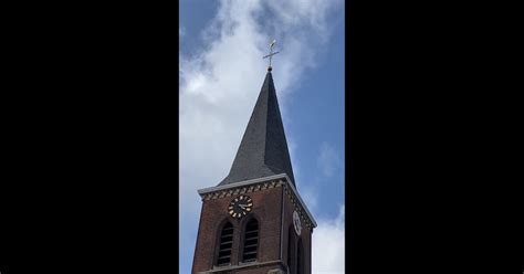 Een typische kerktoren met een windhaan op de spits
