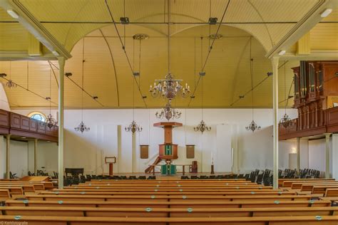 Foto van de Bethelkerk in Zwijndrecht, met vermelding van het bouwjaar