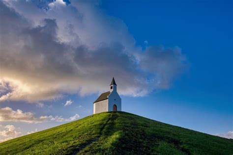illustratie van 't Kerkje op de Heuvel met op de achtergrond Kasteel Doorwerth