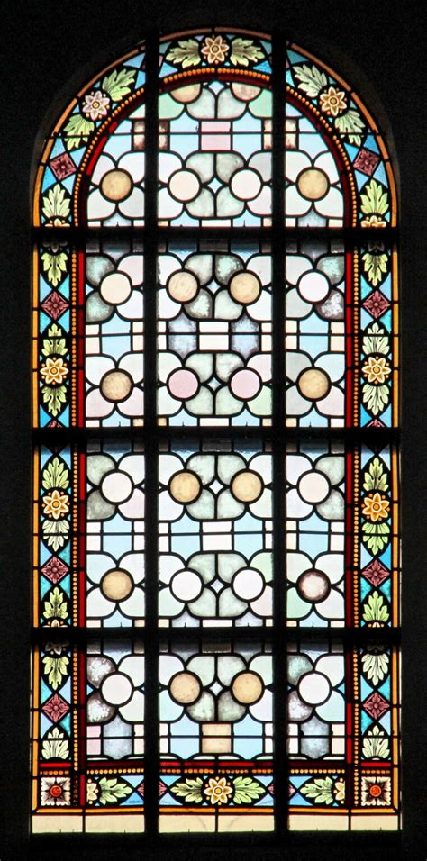 detail van een gebrandschilderd raam in het kerkje