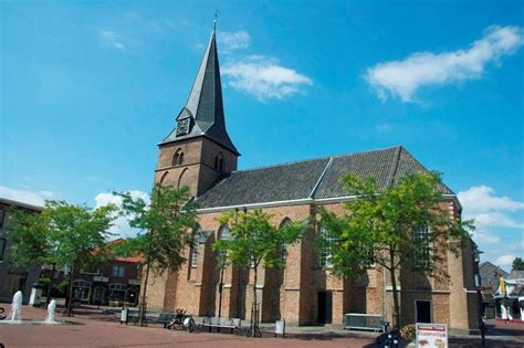 Een interieurfoto van de vernieuwde Dorpskerk in Ruurlo, met focus op de sfeer en inrichting.