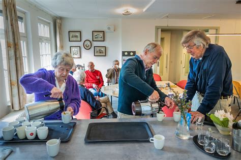 Groepsfoto van deelnemers aan een koffieochtend in de Protestantse Gemeente Drachten