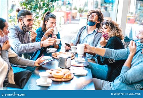 Foto van een groep mensen die samen koffie drinken na een kerkdienst, met een vriendelijke sfeer.