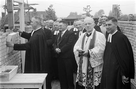 eerste steenlegging van de Gereformeerde Kerk te Borne in 1930