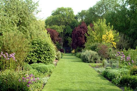 Foto van een kerkgebouw in een landelijke omgeving