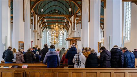Een beeld van een kerkdienst met congregatie
