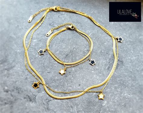 Een setje christelijke sieraden met een armband en ketting, geschikt als cadeau.