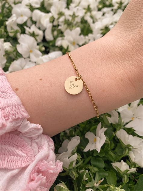 Voorbeeld van een gepersonaliseerde armband met een christelijke tekst.