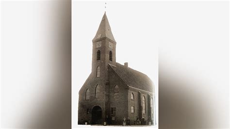 Foto van de eerste steen van het kerkgebouw uit 1865.