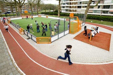 foto van een sportveld met spelende mensen
