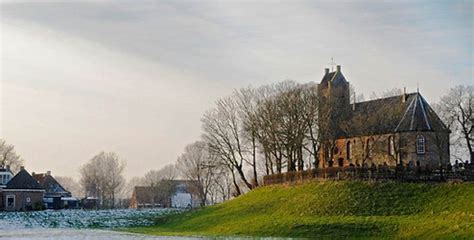 foto van een traditionele terp met kerk