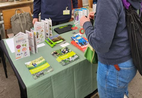een tafel met boeken en folders over pastorale zorg en homoseksualiteit