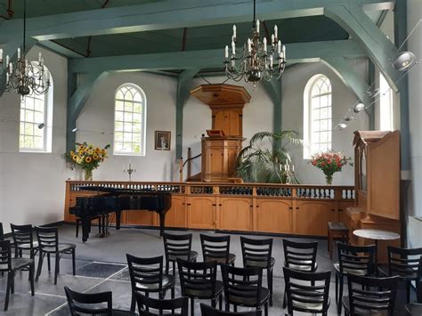 Interieur van Het Kerkje met kansel en doophek