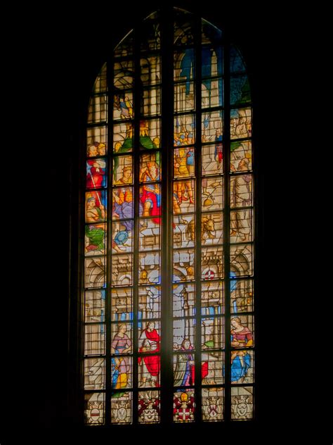 Een van de gebrandschilderde ramen van de Sint-Janskerk
