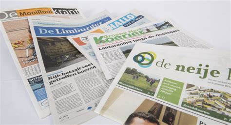 Vergelijking van een broadsheet krant naast een tabloid krant om het formaatverschil te illustreren