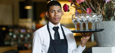 Illustratie van een gastvrije tafel met overvloed, waar de gastheer (God) zijn gasten verzorgt.