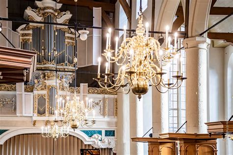 Impressionistische foto van de Waalse Kerk in Amsterdam met een rustige omgeving