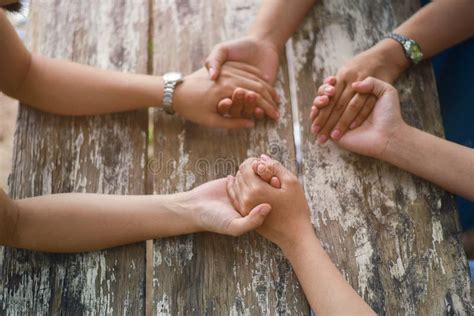 Een groep mensen die samen bidden