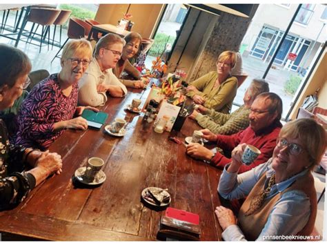 Foto van een gezellige koffieochtend na de kerkdienst