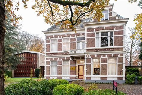 Studenten in de bibliotheek van de Theologische Universiteit Apeldoorn