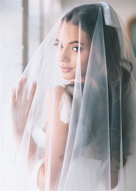 Illustratie van een bruid met een sluier, omringd door symbolen van schoonheid en liefde.