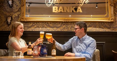 Dominee Mark de Jager in gesprek met jongeren.