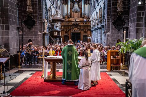 Een kerkelijke dienst in een Lutherse kerk