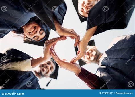 Een sfeervolle foto van een groep studenten van de VGST die samen lachen tijdens een activiteit.