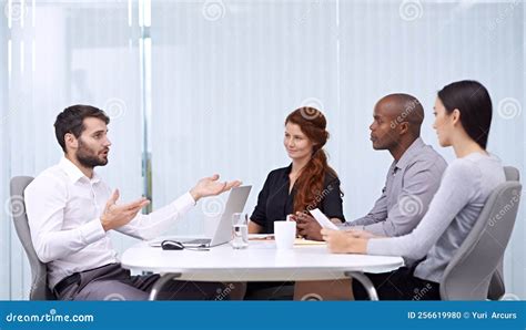 een groep mensen die in discussie is in een kerkzaal