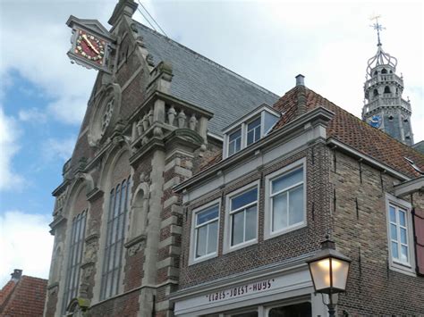 Oosterkerk van buitenaf, met de kenmerkende klok en het schip op de toren