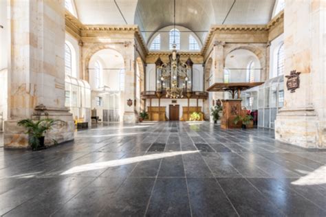 Interieur van de Oosterkerk met een multifunctionele opstelling