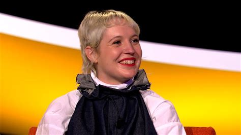 Illustratie van de schepping van licht in Genesis, met stralen die uit de duisternis breken.