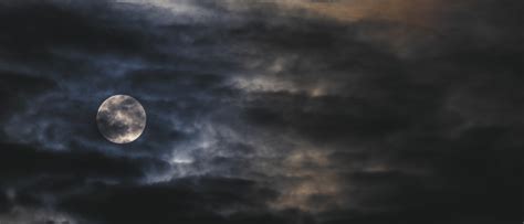 Een visuele weergave van het contrast tussen licht en duisternis, met een enkele kaars die een donkere ruimte verlicht.