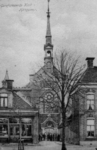 De voorgevel van de Hoofdstraatkerk met de jaartallen 1834 en 1886
