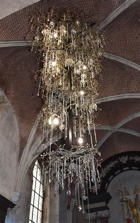 Gedetailleerde foto van de oude kroonluchters in de Hervormde Kerk van Elspeet.