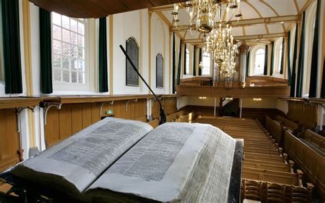 Interieur van de Hervormde Kerk van Scheemda met de 17e-eeuwse kansel