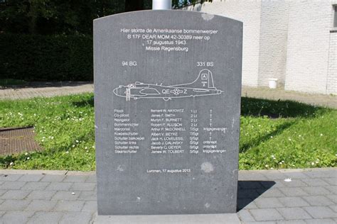Monument voor de bemanning van de neergestorte bommenwerper in Nieuwehorne