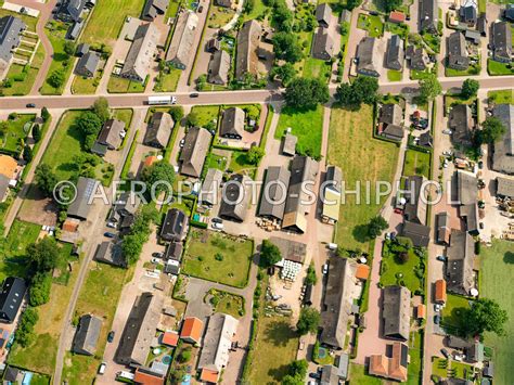 Luchtfoto van het langgerekte kanaaldorp Tweede Exloërmond met de kenmerkende lintbebouwing langs de kanalen.