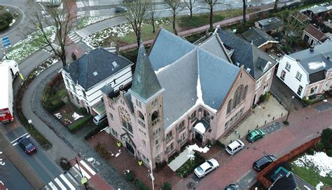 Architectonisch ontwerp van de Pauluskerk, met nadruk op de bakstenen gevels en puntdaken.