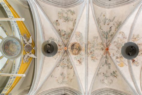 Gedetailleerde afbeelding van muur- en gewelfschilderingen in de kerk